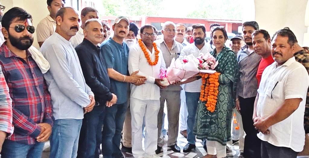 Independent Councillor of Ward 5 Jeevan Kumar along with his companions joins Team Chitra Sarwara